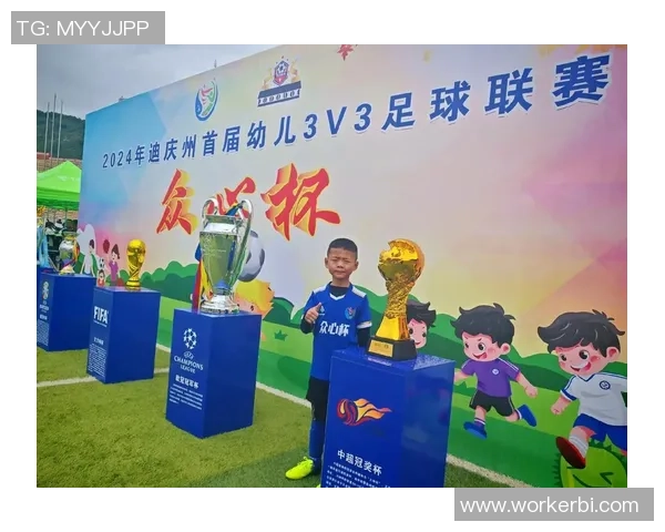 足球少年追梦路模仿偶像球星展现激情与成长故事